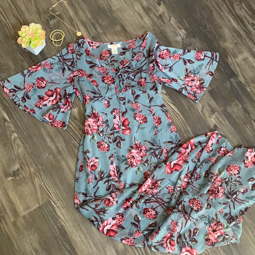 Floral maxi dress lace up front, liner included